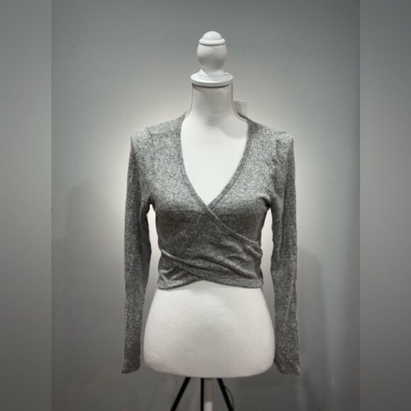 CLEARANCE! Gray Boutique Wrap Crop Sweater Size M NWT - Picture 1 of 5